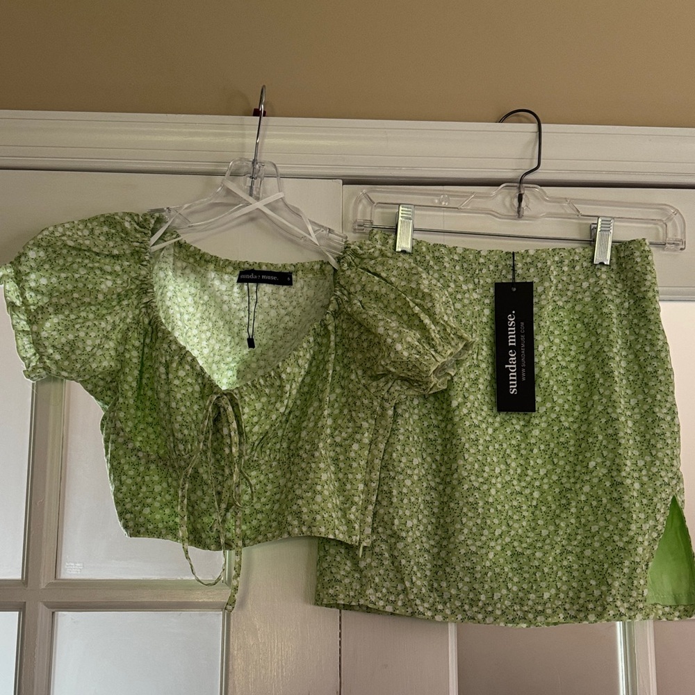 Sundaze Muse Green Floral Women's Dress Set, top is a 6 and skirt is a 4